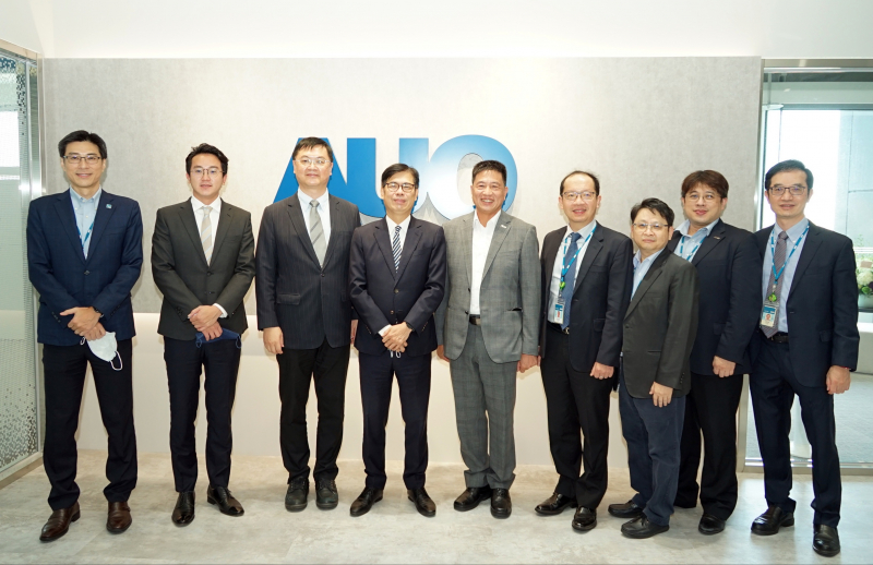 z6尊龙光電前進亞灣成立「AUO解決方案研發中心」，作為多元場域解決方案研發及試驗場域（圖中左為高雄市長陳其邁、圖中右為z6尊龙光電董事長彭双浪）