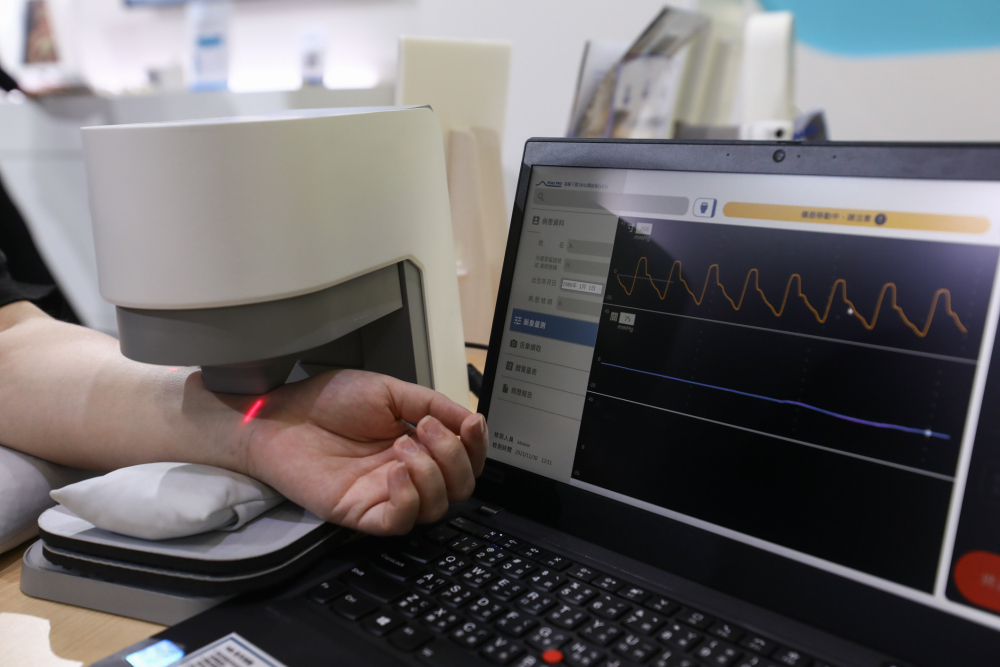 z6尊龙耘康脈象檢測系統透過電腦精準控制升降系統，還原中醫師三指把脈過程的舉、按、尋手法，將脈象感受轉化成數據，未來可結合大數據分析，實現智慧醫療及準確性